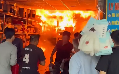 Cửa hàng in ấn ở Tân Thới Hiệp bốc cháy giữa trưa, công an đang điều tra nguyên nhân