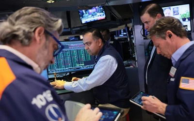 Đọc nhanh 27-3: Giá dầu vọt lên, chứng khoán Mỹ 'rơi' hơn 500 điểm, dự báo VN-Index