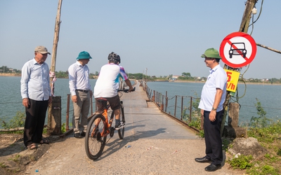 Cầu phao sông Thạch Hãn mở lại sau hai tuần, khắc phục một số hạn chế trong 7 ngày