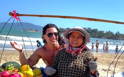 Vui nhộn clip người phụ nữ bán trái cây ở Nha Trang 'xổ' tiếng Anh với du khách