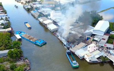 Cháy kho chứa phế liệu ở An Giang, lực lượng tại chỗ kịp ngăn lửa lan sang nhà dân