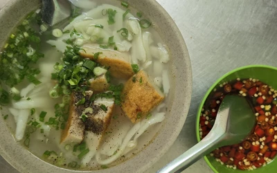 Quán bánh canh cô Sương Vũng Tàu gần trăm tuổi, không có gì ngoài chả cá