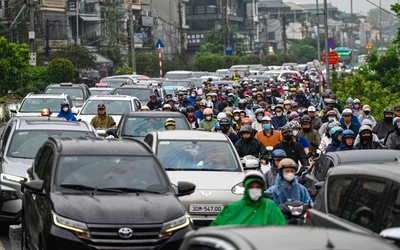 Cấm xe qua Long Biên, người Hà Nội chật vật tìm cách sang sông Hồng