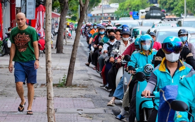 Thói quen mỗi sáng, bỏ vật dụng vào ba lô rồi đi bộ thong dong đến công ty