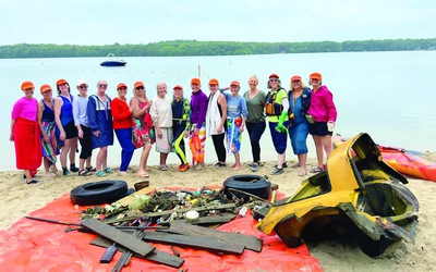 OLAUG: Những cụ bà lặn hồ nhặt rác