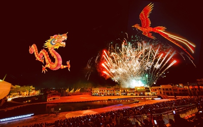 Hàng trăm drone cùng đèn lồng tạo hình rồng phượng khổng lồ trên bầu trời Hội An