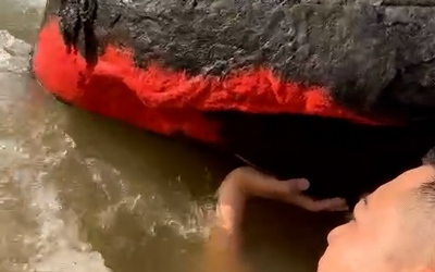 Tảng đá trên sông ở Đà Nẵng 'nở hoa' đỏ rực, có gì bất thường?