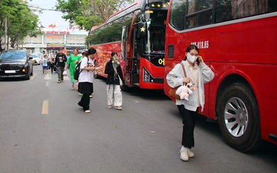 Cầu Ghềnh tắc nghẽn, hành khách được ‘tăng bo’ bằng xe khách