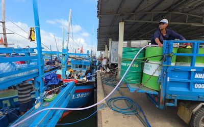 Giá xăng dầu tăng, ngư dân âu lo đứng trước biển
