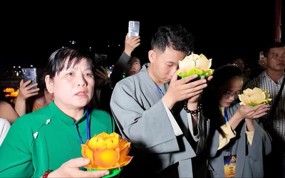 Hàng chục ngàn người dự Lễ hội hoa đăng Thiên Cấm Sơn, chờ 30 phút mới có thể xuống núi