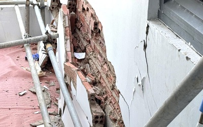 Nứt hở ở chung cư 36 tầng tại TP.HCM do biến dạng kết cấu chính và tác động của thời tiết