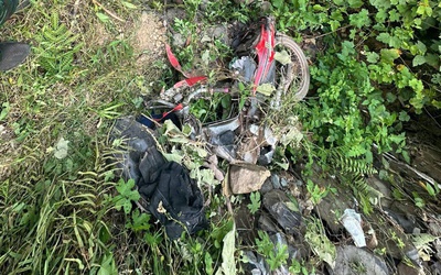 Xe máy lao xuống vực, vợ tử vong, chồng bị thương nặng