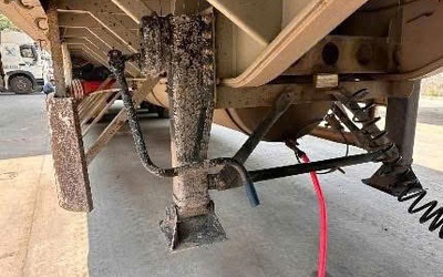 Xe tải chế thêm thùng dưới gầm xe để chở 1.200 lít dầu diesel qua biên giới