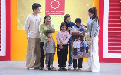 Cả trường quay xúc động khi chứng kiến món quà bất ngờ là bức ảnh gia đình được phục dựng