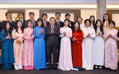 Chủ tịch Quốc hội mong sinh viên Việt tại Ý tiếp thu khoa học công nghệ, đóng góp cho quê hương