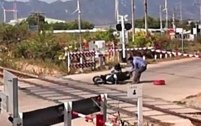 Xử phạt người phụ nữ lao thẳng vào rào chắn đường sắt, suýt mất mạng