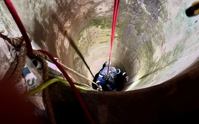 Công an đu dây xuống giếng sâu vớt thi thể nam thanh niên