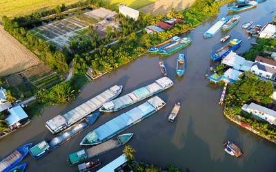 Hàng chục sà lan mắc cạn trên kênh Rạch Giá - Hà Tiên