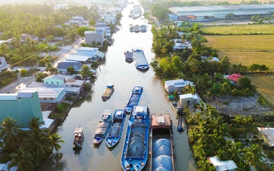 Sà lan chở đá mắc cạn neo đậu dày đặc trên kênh Rạch Giá - Hà Tiên