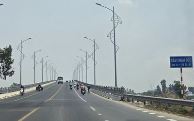 Vì sao cầu Châu Đốc và cầu Cồn Tiên tối thui nhiều tháng qua?