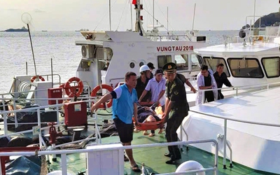 Đưa giám sát viên người Hàn Quốc từ tàu biển vào đất liền cấp cứu