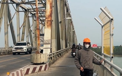 Lắp lưới thép cao 2,5m để ngăn người nhảy cầu Bến Thủy bắc qua sông Lam