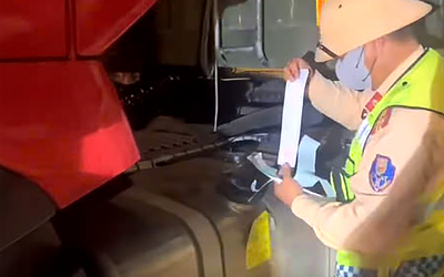 Không có bằng lái vẫn điều khiển xe đầu kéo trên cao tốc