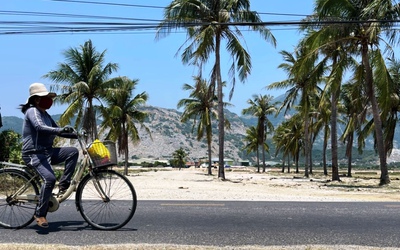 Xã báo cáo lý do gì để không bồi thường đất ở cho dân bị thu hồi đất khác làm khu tái định cư?