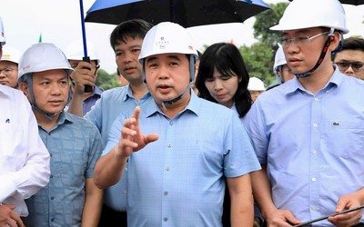 Bí thư Hà Nội thị sát dự án cầu Ngọc Hồi, yêu cầu 'không đánh đổi độ bền công trình để lấy tiến độ'