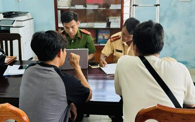 Chở nhiều người trên thùng xe bán tải đi chơi, 2 tài xế bị lập biên bản