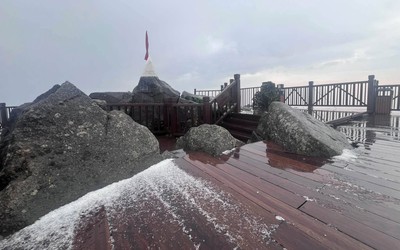 Mưa đá trên đỉnh Fansipan