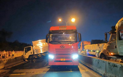 6 ô tô tông liên hoàn trên cầu Phú Mỹ, giao thông ùn ứ kéo dài nhiều giờ