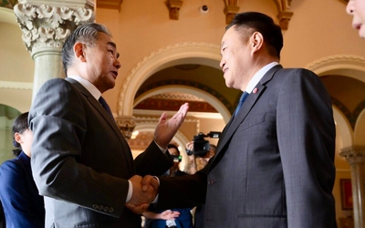 Thủ tướng Thái Lan và ngoại trưởng Trung Quốc khen nhau 'đẹp trai'