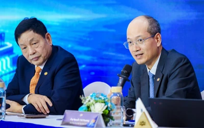Giá cổ phiếu giảm liên tục, cổ đông gợi ý ‘đỡ’ giá, lãnh đạo FPT nói 'sẽ cân nhắc'