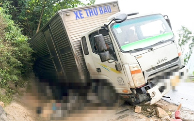 Hiện trường vụ tai nạn giữa xe tải và xe máy trên đèo Cù Mông, 2 người thương vong