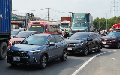 Giao thông nhiều cửa ngõ TP.HCM ùn ứ trong ngày cao điểm nghỉ lễ