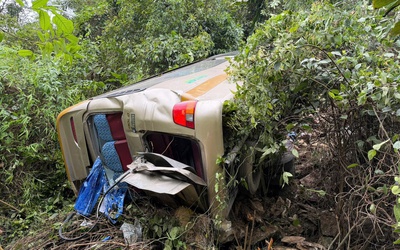 Xe khách chở 25 người lao xuống vực sâu 100m, 1 người chết, 6 người bị thương