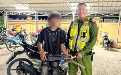 Công an đổi gạo lấy pô xe độ chế