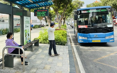 Miễn phí xe buýt, người dân mong không bị 'kẹt' ở trạm vì hàng rong