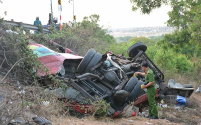 Xe khách chở nhiều thợ lặn gặp nạn ở Bình Thuận, 4 người chết tại chỗ, 12 người bị thương