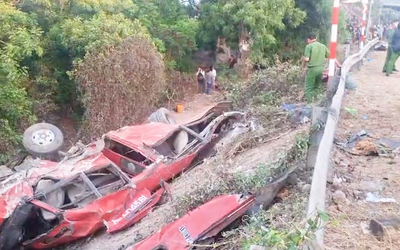 Hiện trường vụ xe khách rơi xuống vực sâu làm 4 người chết ở Lâm Đồng