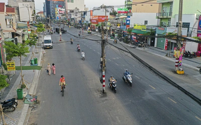 Khoảng 200 cột điện chờ di dời trên đường Nguyễn Thị Định vừa mở rộng 30m