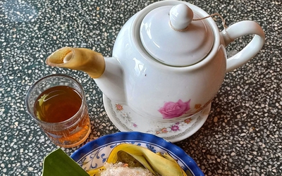 Bình trà 'quạu' bên chiếc cassette cũ mỗi sáng của ba tôi