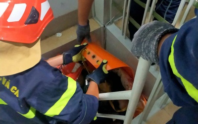 Mắc kẹt ở lầu 2 không thể đi cấp cứu, cảnh sát phòng cháy chữa cháy giải cứu