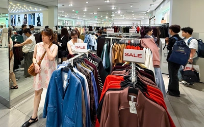 Dịp lễ 30-4: người dân TP.HCM không đi xa, dành tiền vào trung tâm thương mại 'săn sale'