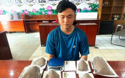Bắt 'Cô bé xe ôm' bán ma túy cỏ qua mạng