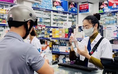 AI lấn sâu, 'chạm' từng hộp sữa, viên thuốc