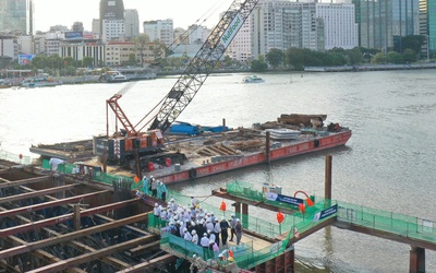 Trên công trường cầu đi bộ bắc qua sông Sài Gòn, phấn đấu hoàn thành dịp 2-9