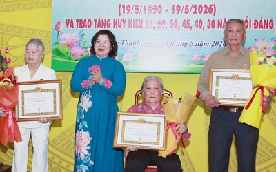 Lãnh đạo TP.HCM trao Huy hiệu Đảng cho nhiều đảng viên cao tuổi đợt 19-5