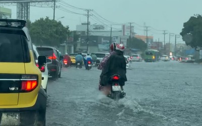 Nhiều nơi ở TP.HCM mưa ngập đường, trời dịu mát sau nhiều ngày nắng nóng